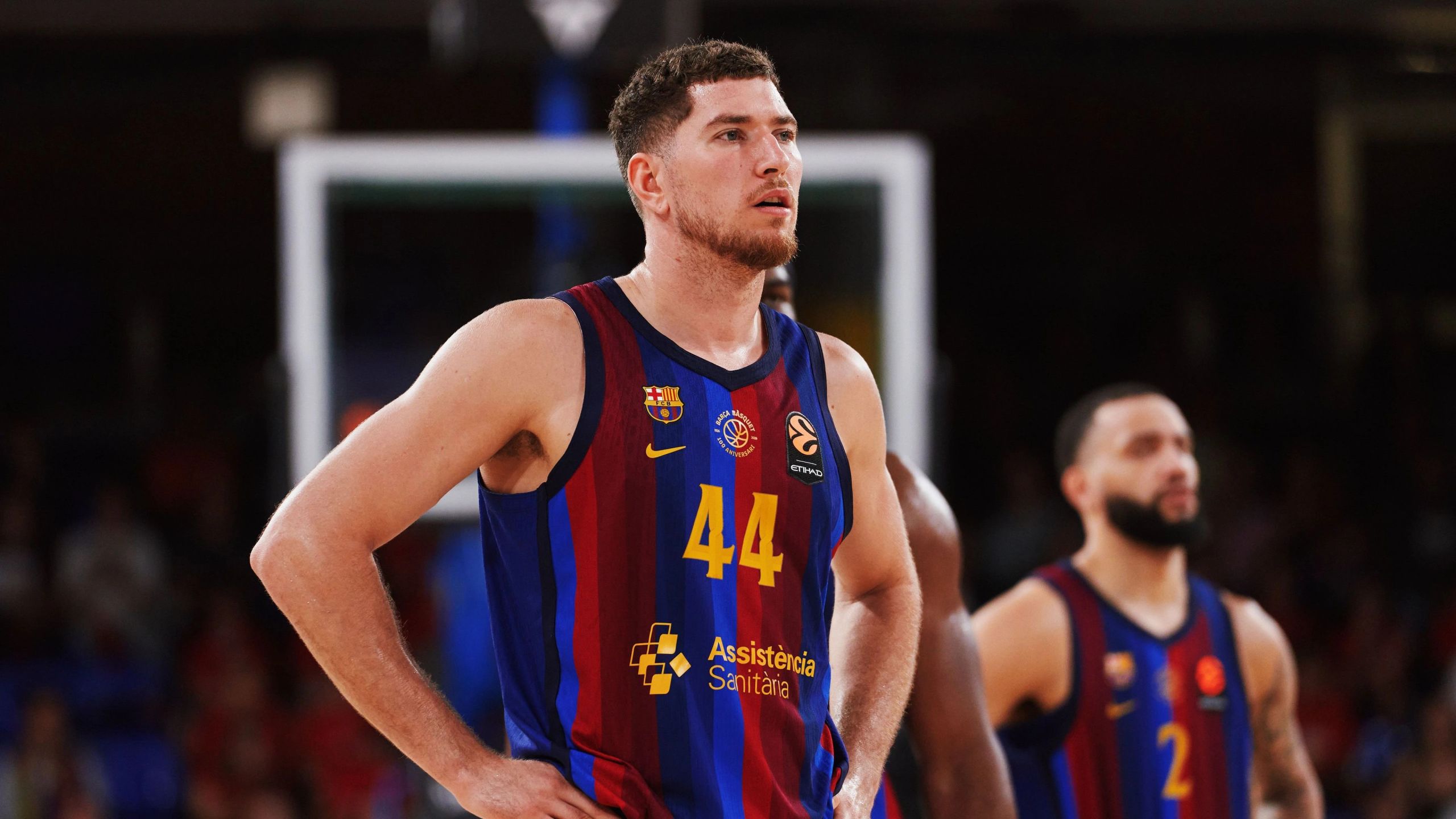 Joel Parra, dorsal 44 del Barça, con las manos en la cintura durante el Barça-Valencia de la jornada 9 de la Euroliga en el Palau