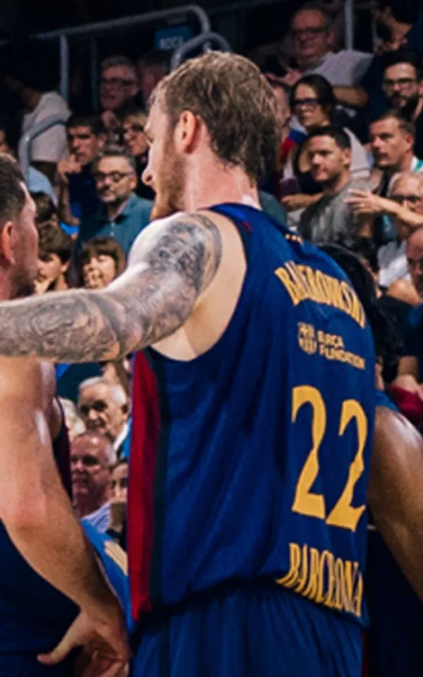 Jugadores del Barça, con los dorsales 44 y 22, se abrazan ante la grada llena del Palau Blaugrana
