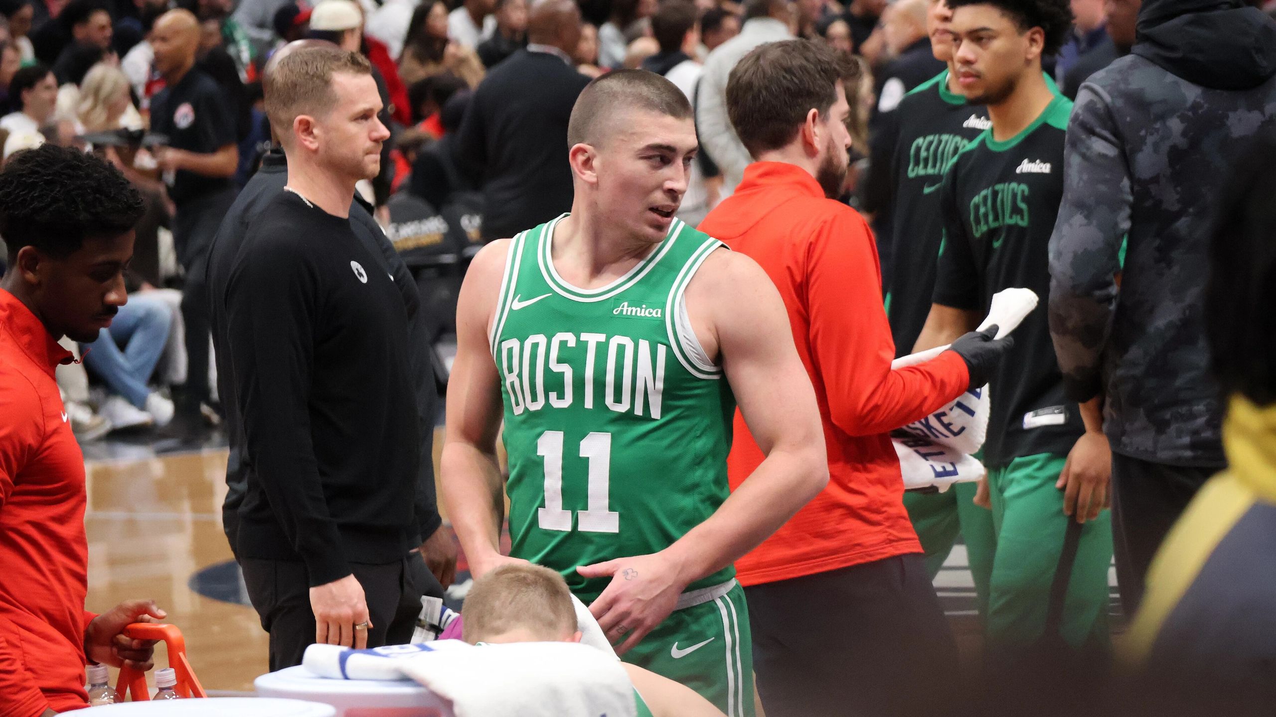 Payton Pritchard, con la camiseta verde número 11 de los Boston Celtics, en un partido ante los Wizards en diciembre de 2024