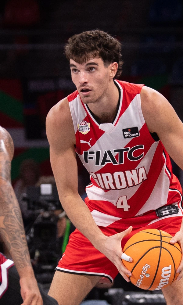 Pep Busquets, dorsal 4 del FIATC Girona, con el balón ante el Kosner Baskonia en la jornada 2 de la Liga Endesa