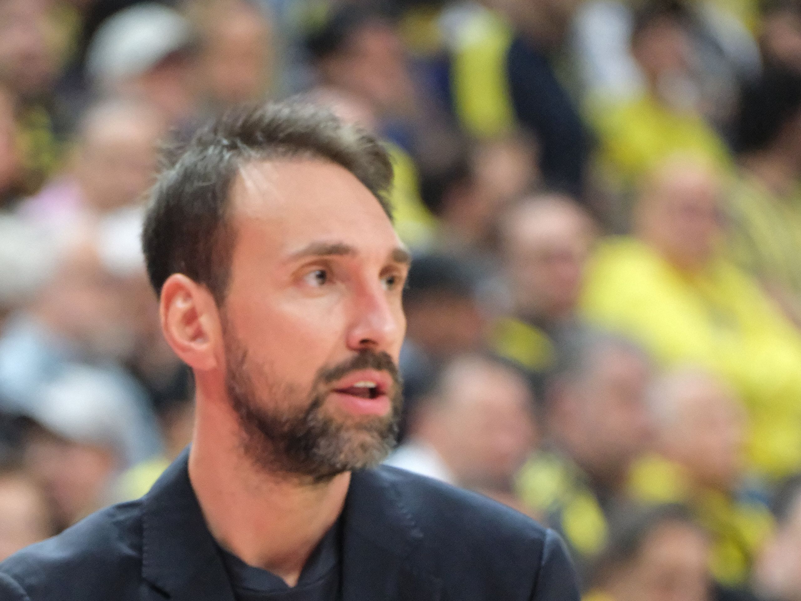 Peppe Poeta, entrenador del Olimpia Milano, en la banda durante un partido de Euroliga en marzo de 2026