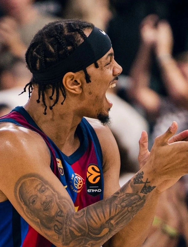 Justin Robinson celebra la victoria del Barça ante el Maccabi en el Palau