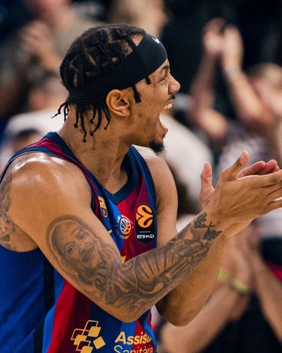 Justin Robinson celebra la victoria del Barça ante el Maccabi en el Palau