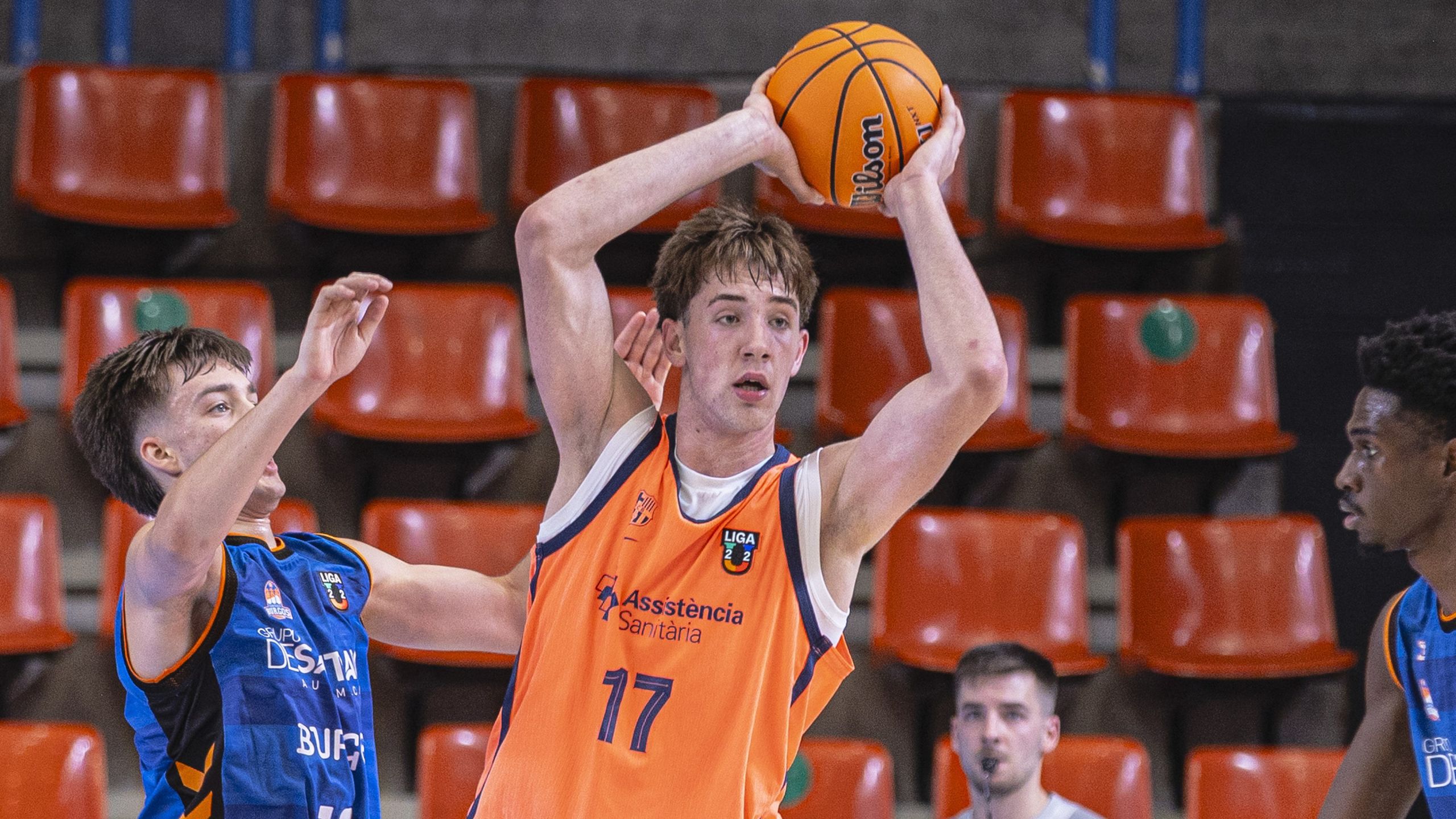 Jan Cerdán, jugador del Barça U22, con el balón en el partido de la Liga U en Burgos