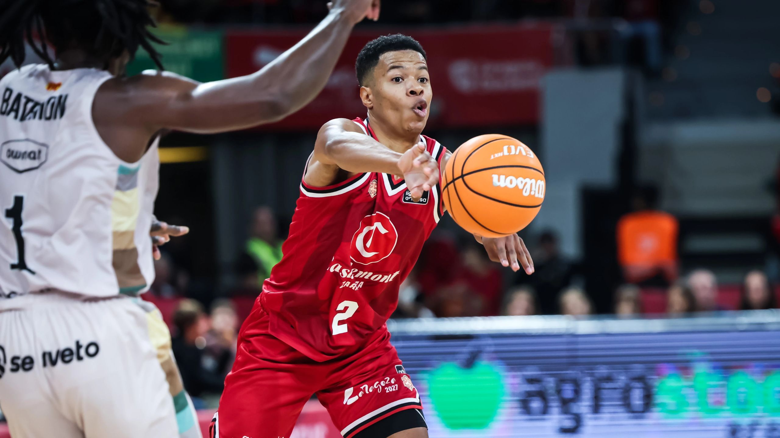 Trae Bell-Haynes, base del Casademont Zaragoza (dorsal 2), pasa el balón ante el iLERNA Lleida en el Príncipe Felipe
