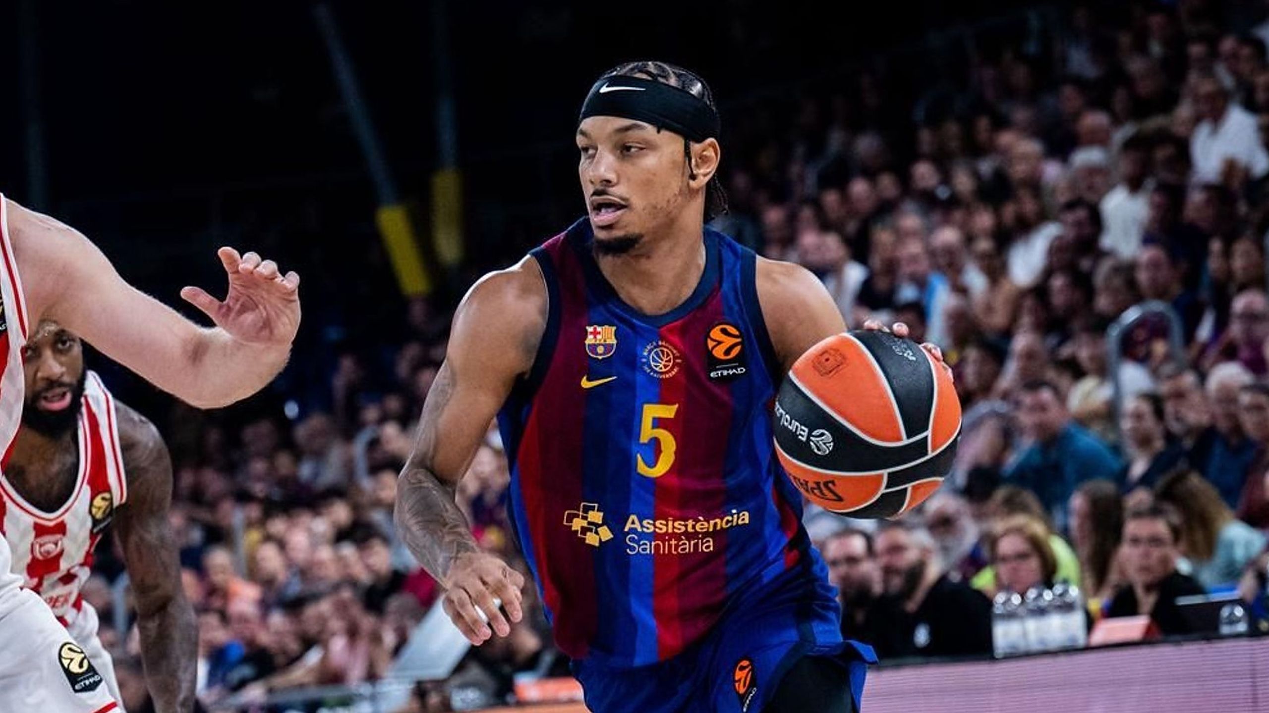 Justin Robinson, dorsal 5 del Barça, ataca con el balón ante el Olympiacos en el Palau Blaugrana en la sexta jornada de la Euroliga