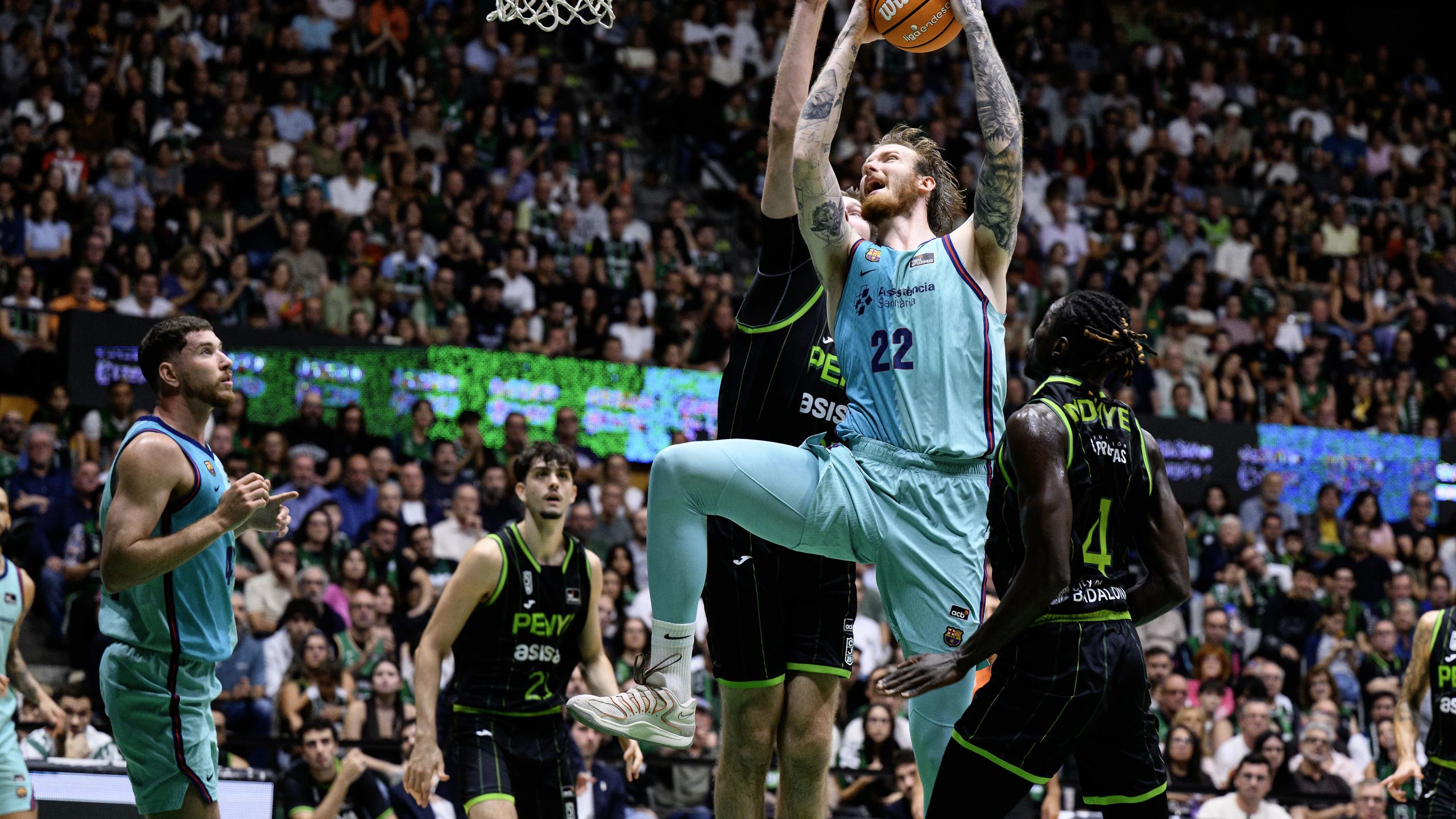 Balcerowski, pívot del Barça con el dorsal 22, lanza a canasta ante el Joventut en la Liga Endesa 2026-27