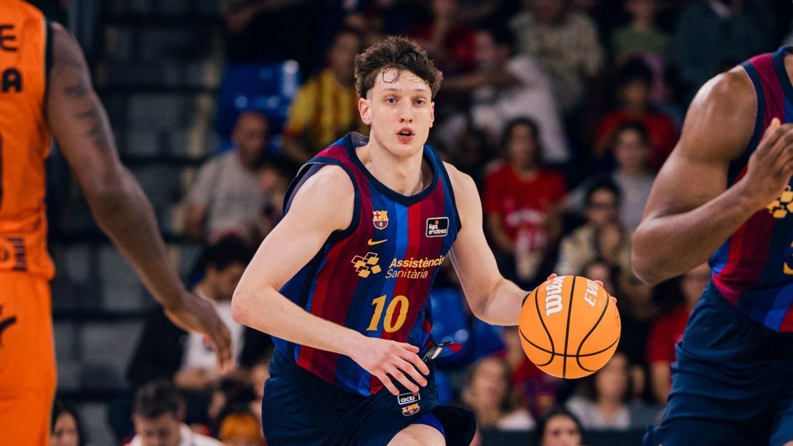 Agustín Ubal, con el balón y el dorsal 10 del Barça, en un partido de Liga Endesa en el Palau Blaugrana