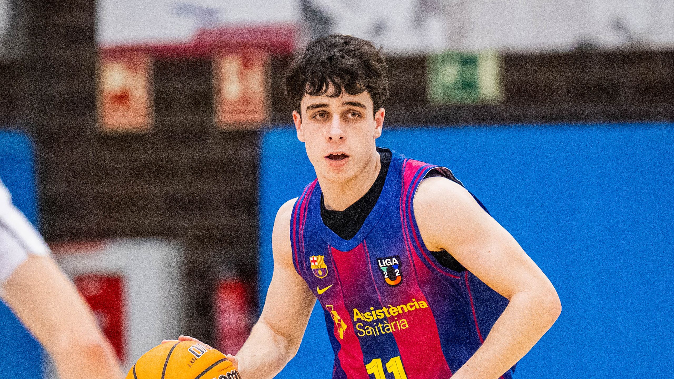 Nil Poza, jugador del Barça U22, sube el balón con la camiseta azulgrana en un partido de la Liga U