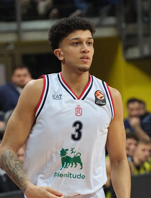 Quinn Ellis, nuevo base de St. John's, con el dorsal 3 del Olimpia Milano en un partido de Euroliga en marzo de 2026