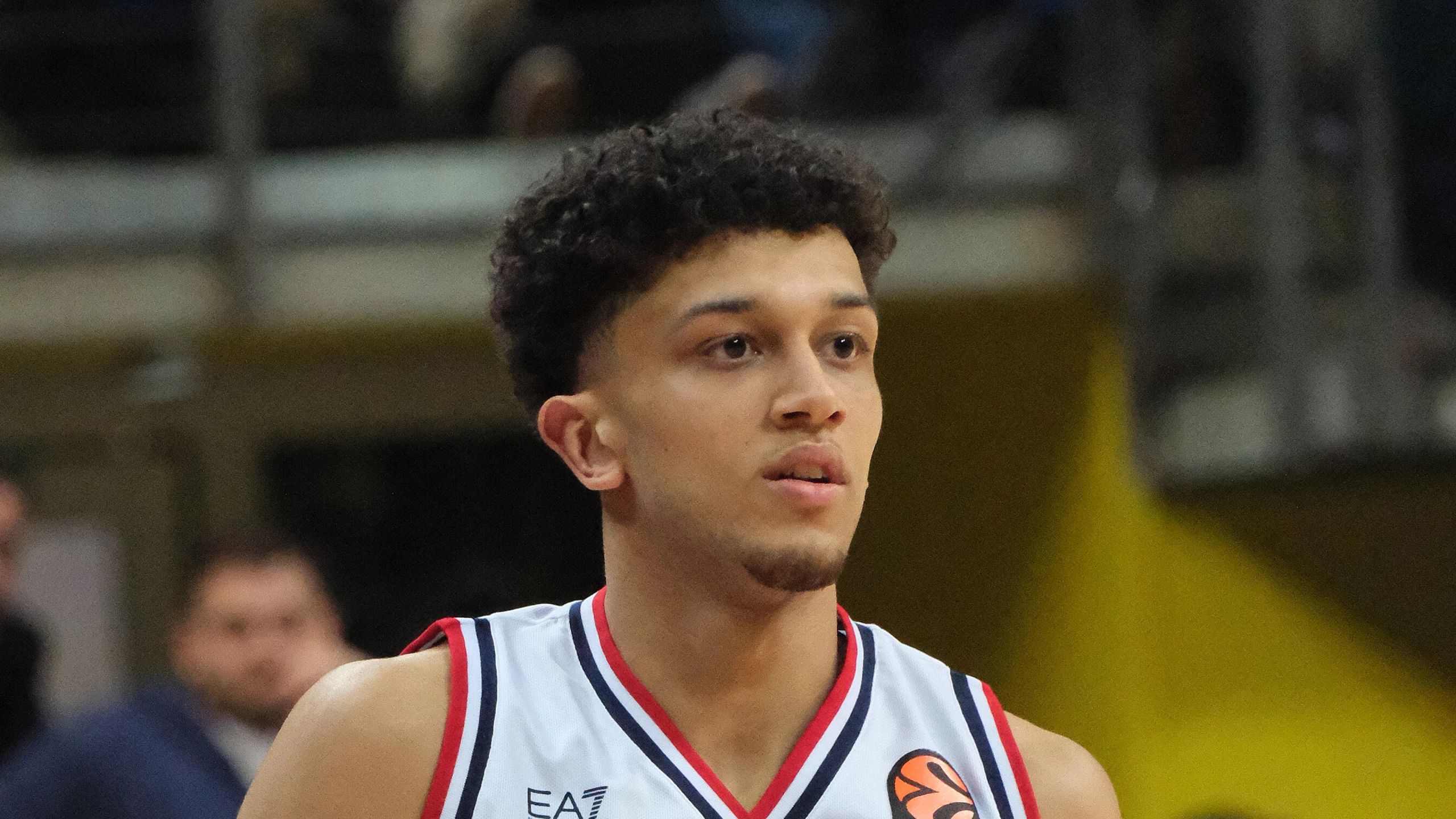 Quinn Ellis, nuevo base de St. John's, con el dorsal 3 del Olimpia Milano en un partido de Euroliga en marzo de 2026