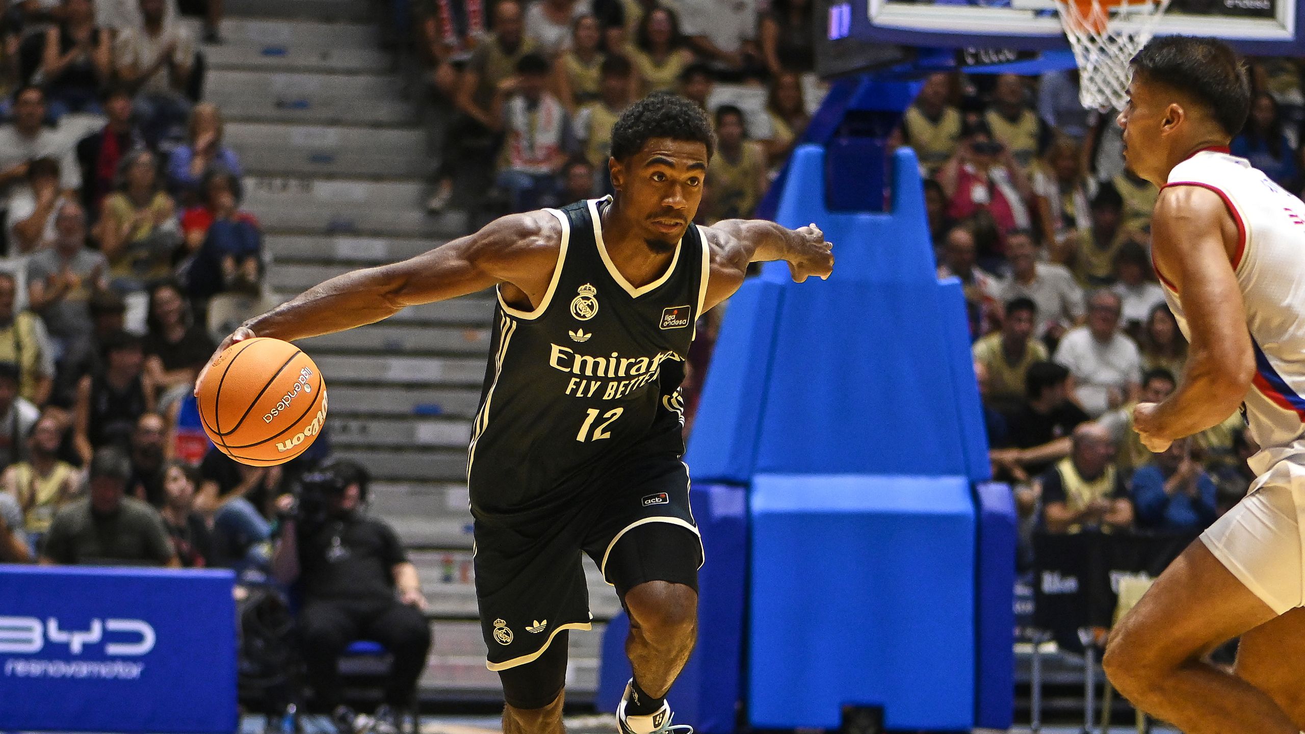 Théo Maledon, dorsal 12 del Real Madrid, avanza con el balón en un partido de la Liga Endesa 2026-27