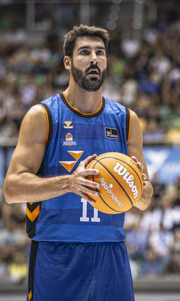 Dani Díez, dorsal 11 del Recoletas Salud San Pablo Burgos, con el balón ante el Kosner Baskonia en la jornada 1 de la Liga Endesa