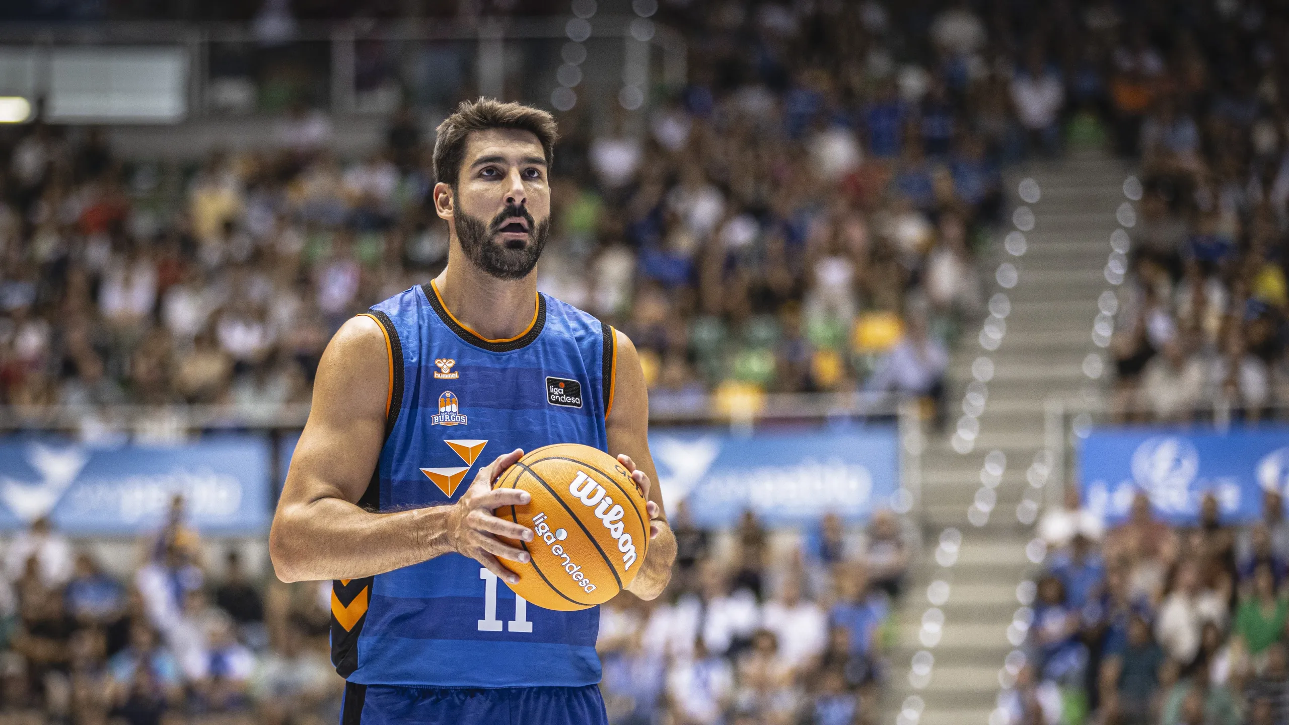 Dani Díez, dorsal 11 del Recoletas Salud San Pablo Burgos, con el balón ante el Kosner Baskonia en la jornada 1 de la Liga Endesa