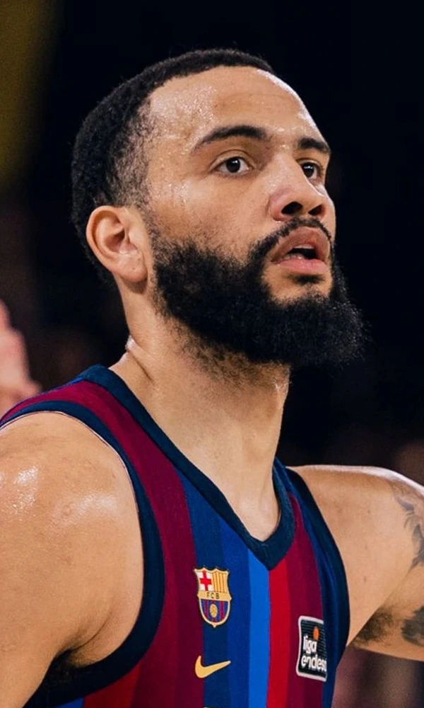 Jugador del Barça con el 2 celebra una acción en el Barça-Valencia del Palau (J3 Liga Endesa)