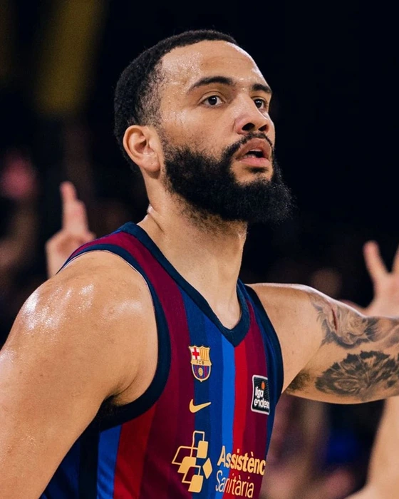 Jugador del Barça con el 2 celebra una acción en el Barça-Valencia del Palau (J3 Liga Endesa)