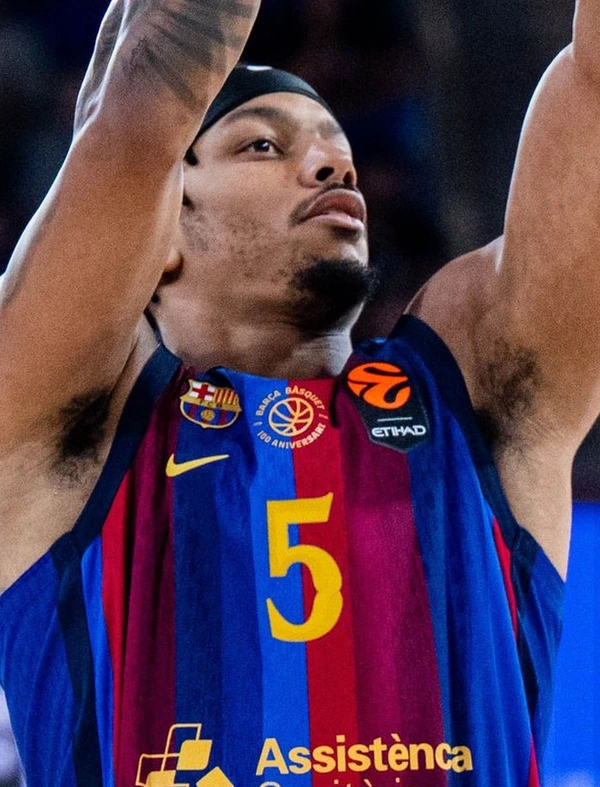 Justin Robinson, dorsal 5 del Barça, lanza a canasta ante el Žalgiris en el Palau Blaugrana (Euroliga 2026-27)