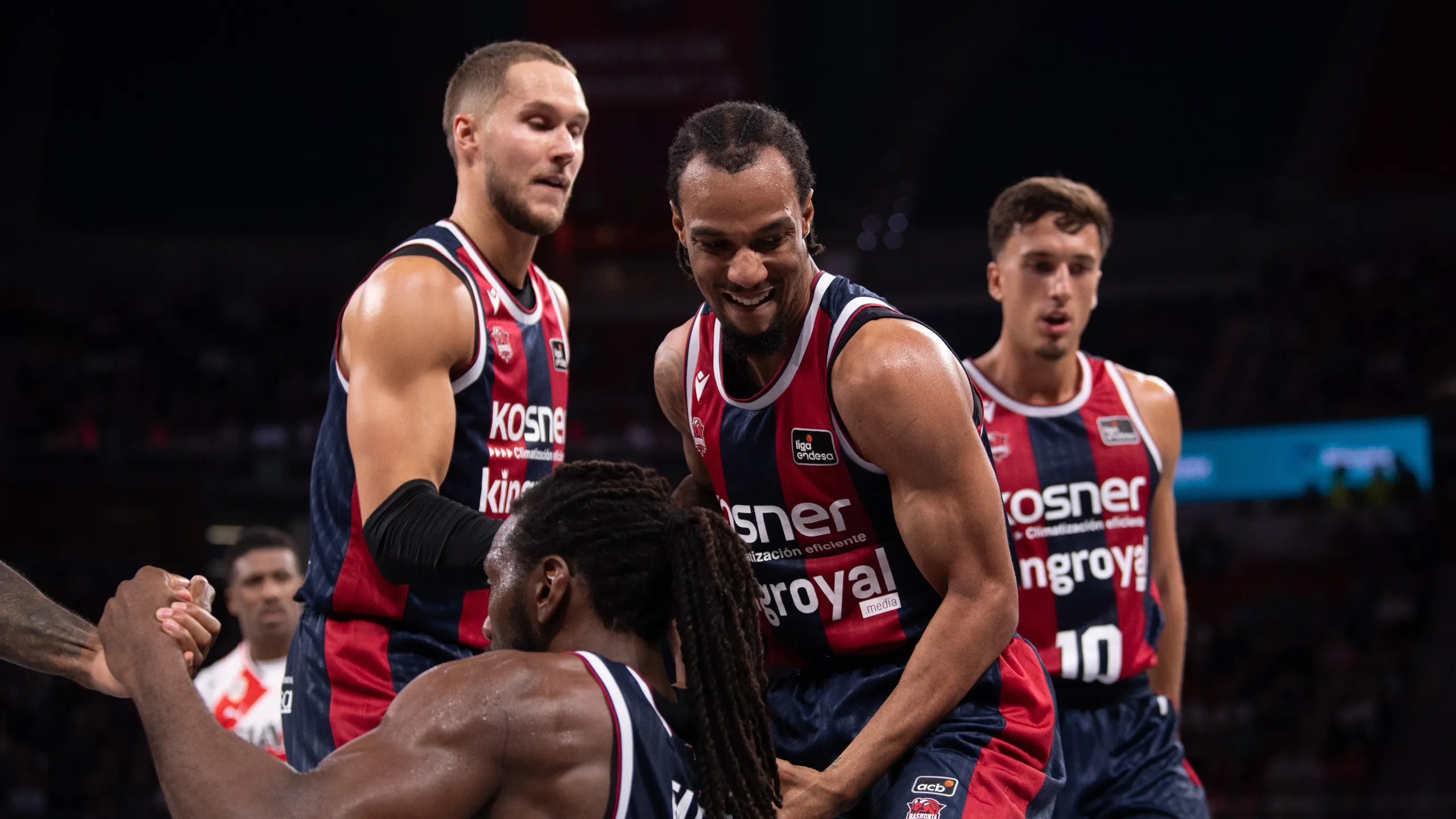 Jugadores del Kosner Baskonia, con Matteo Spagnolo (dorsal 10), celebran una acción ante el FIATC Girona en la jornada 2 de la Liga Endesa