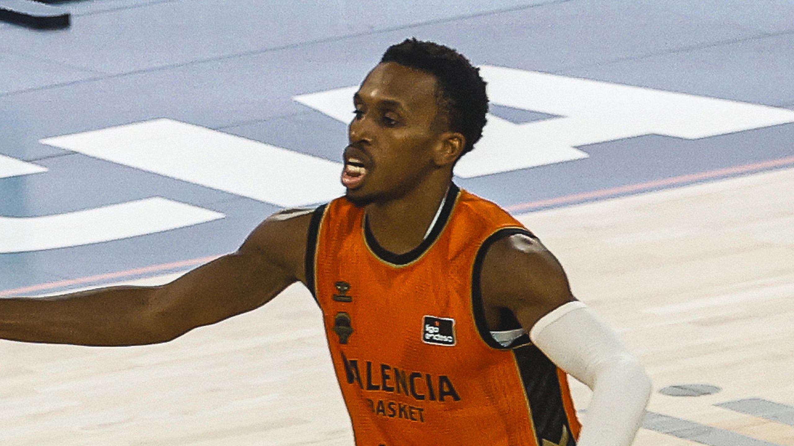 TJ Shorts, con la camiseta del Valencia Basket