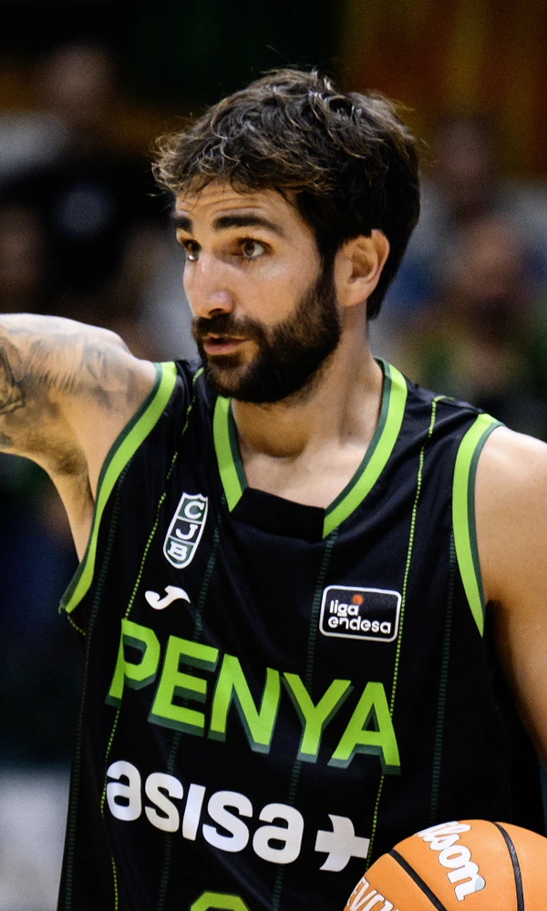 Ricky Rubio, base del Asisa Joventut, da indicaciones a sus compañeros en el Olímpic de Badalona