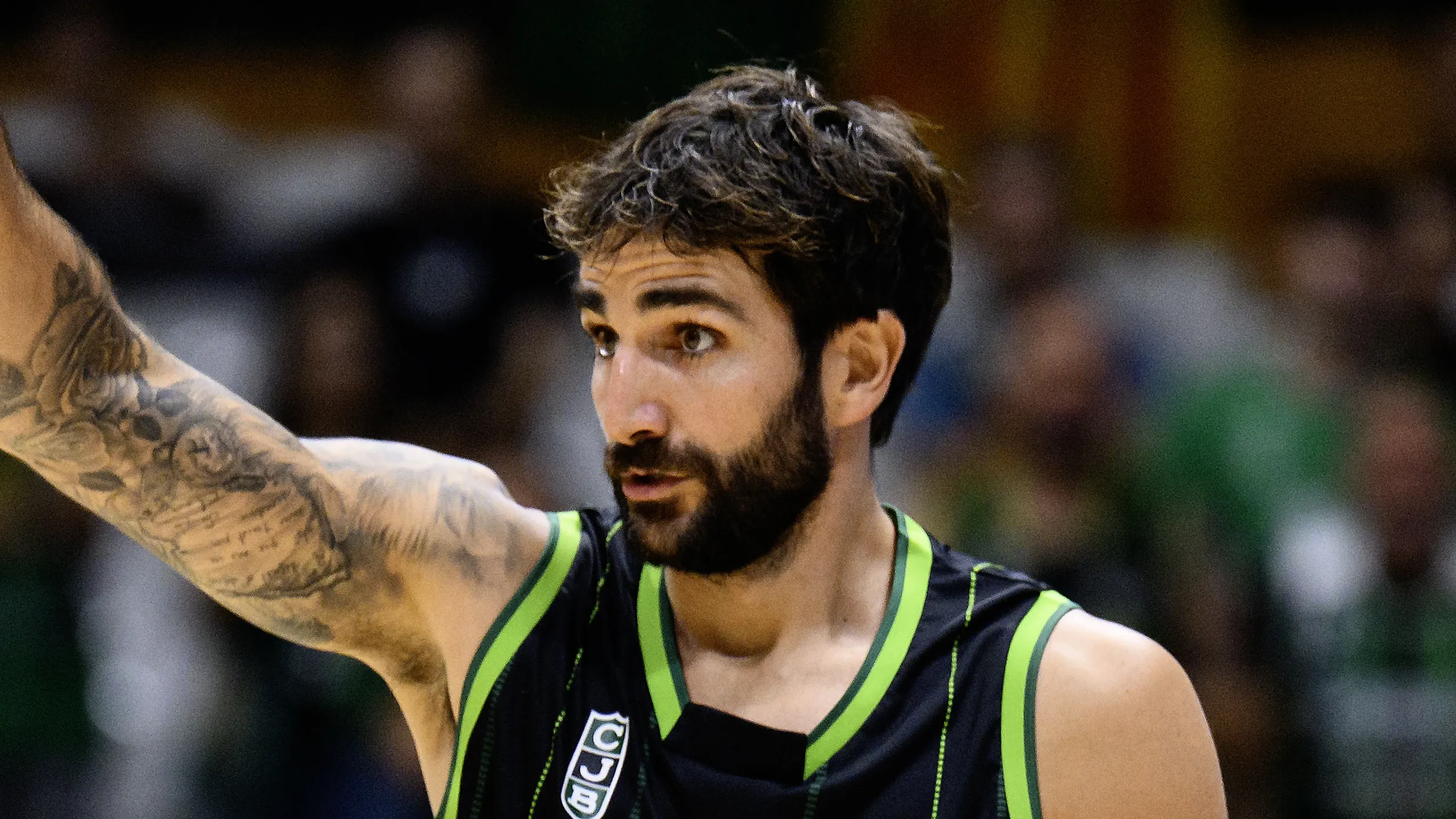 Ricky Rubio, base del Asisa Joventut, da indicaciones a sus compañeros en el Olímpic de Badalona