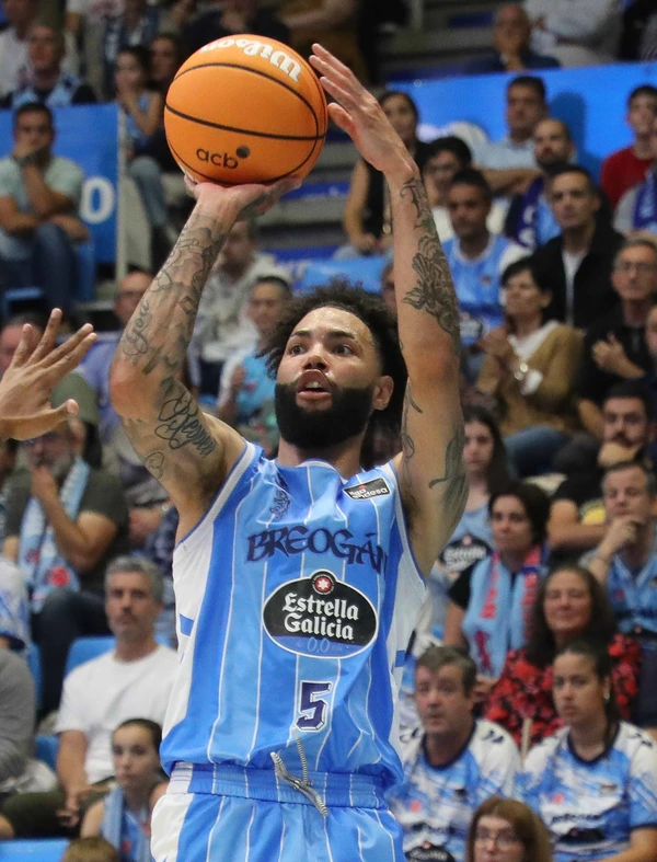 Tevin Brown, dorsal 5 del Río Breogán, lanza a canasta ante el FIATC Girona en el Pazo dos Deportes de Lugo