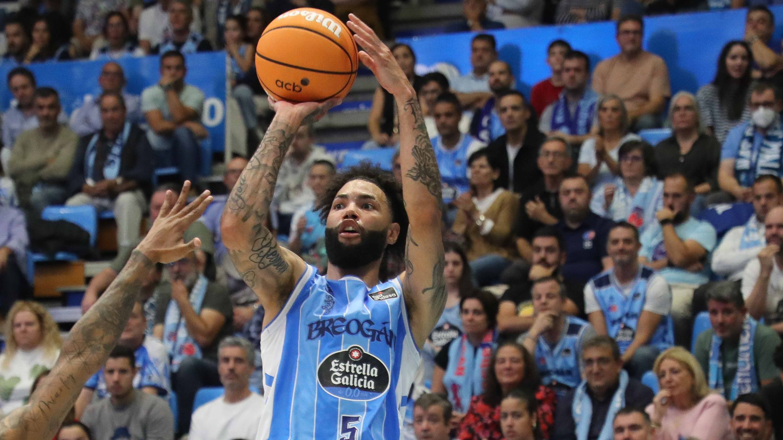 Tevin Brown, dorsal 5 del Río Breogán, lanza a canasta ante el FIATC Girona en el Pazo dos Deportes de Lugo