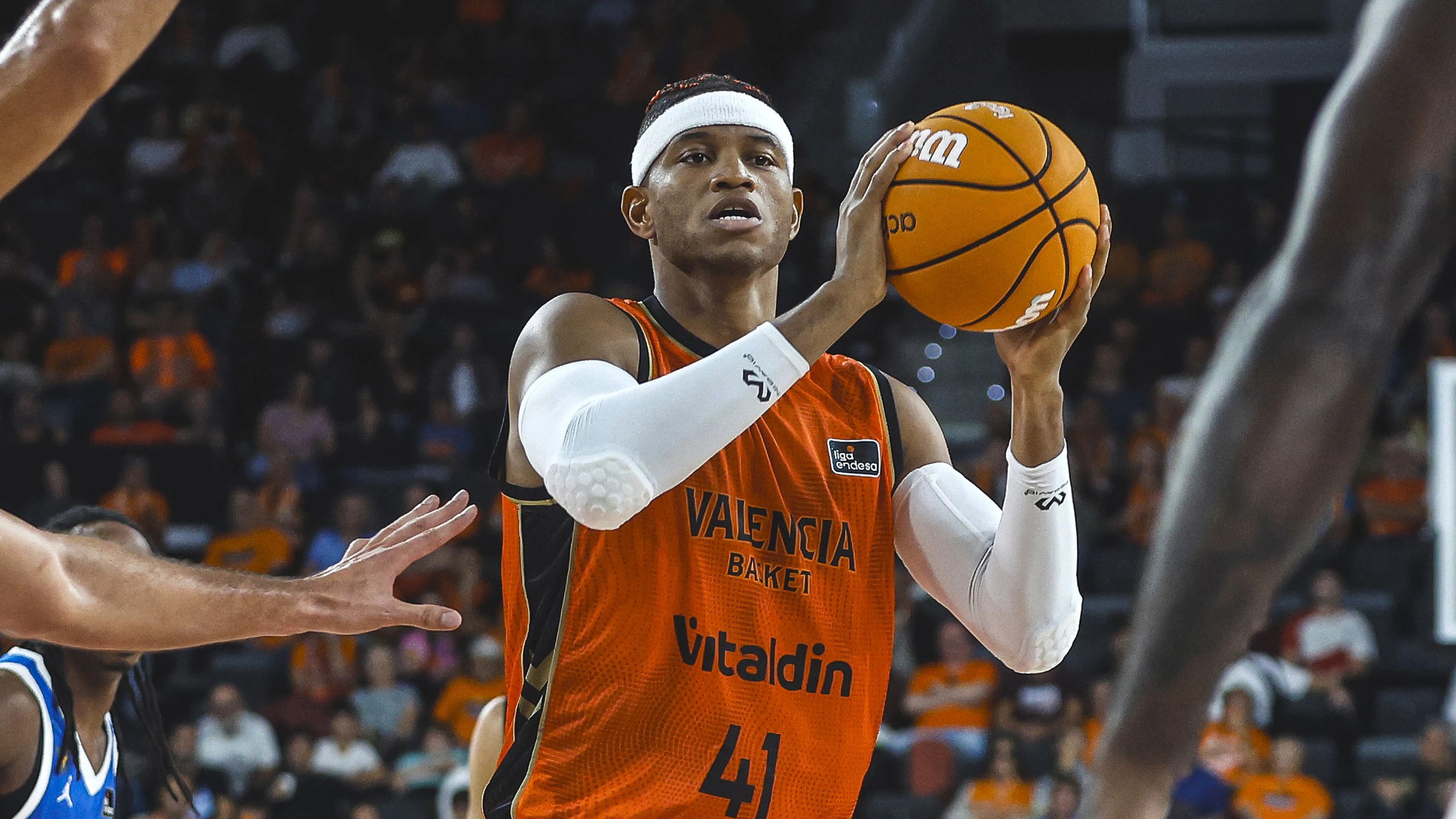 Jasiel Rivero, del Valencia Basket, con el dorsal 41, sujeta el balón ante el UCAM Murcia en la cuarta jornada de la Liga Endesa 2026-27