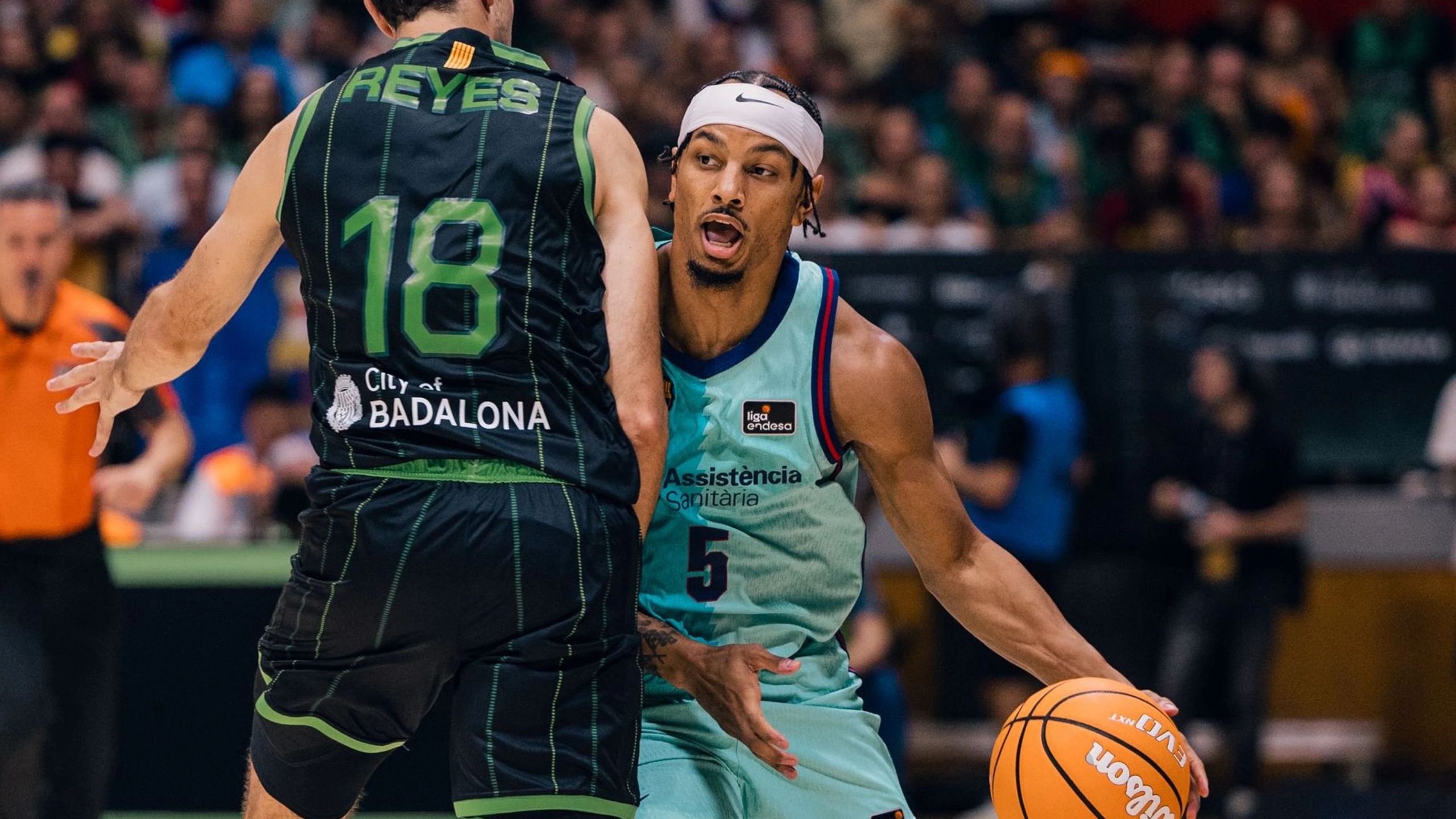 Justin Robinson, base del Barça con el dorsal 5 y la camiseta turquesa, conduce el balón ante un defensor del Joventut en la final de la Supercopa Endesa 2026
