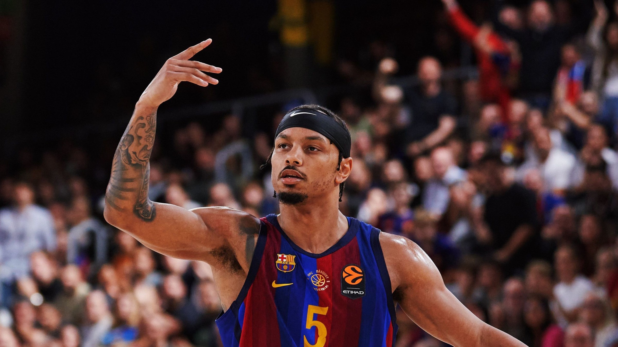Justin Robinson, dorsal 5 del Barça, gesticula durante el partido ante el Valencia Basket en el Palau, en la jornada 9 de la Euroliga