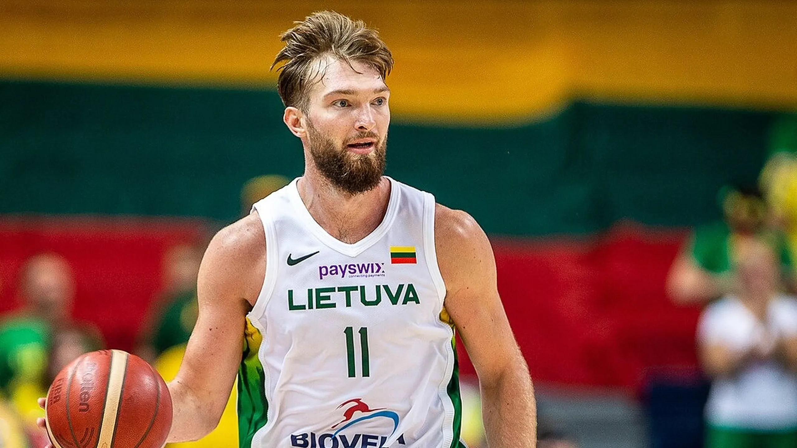 Domantas Sabonis sube el balón con la camiseta de la selección de Lituania