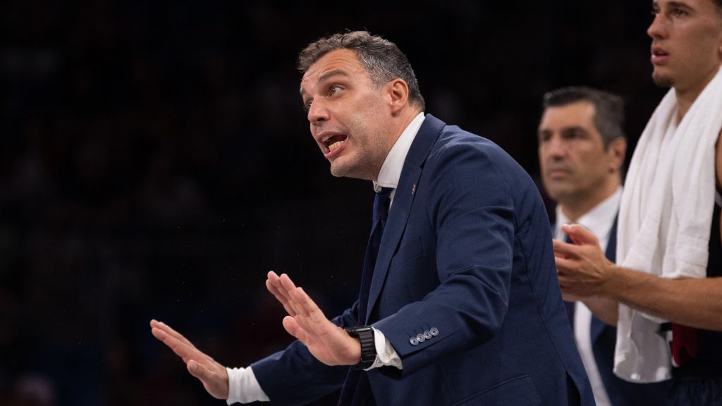 Paolo Galbiati, entonces entrenador del Kosner Baskonia, da instrucciones en el Buesa Arena ante el FIATC Girona (4 de octubre de 2026)