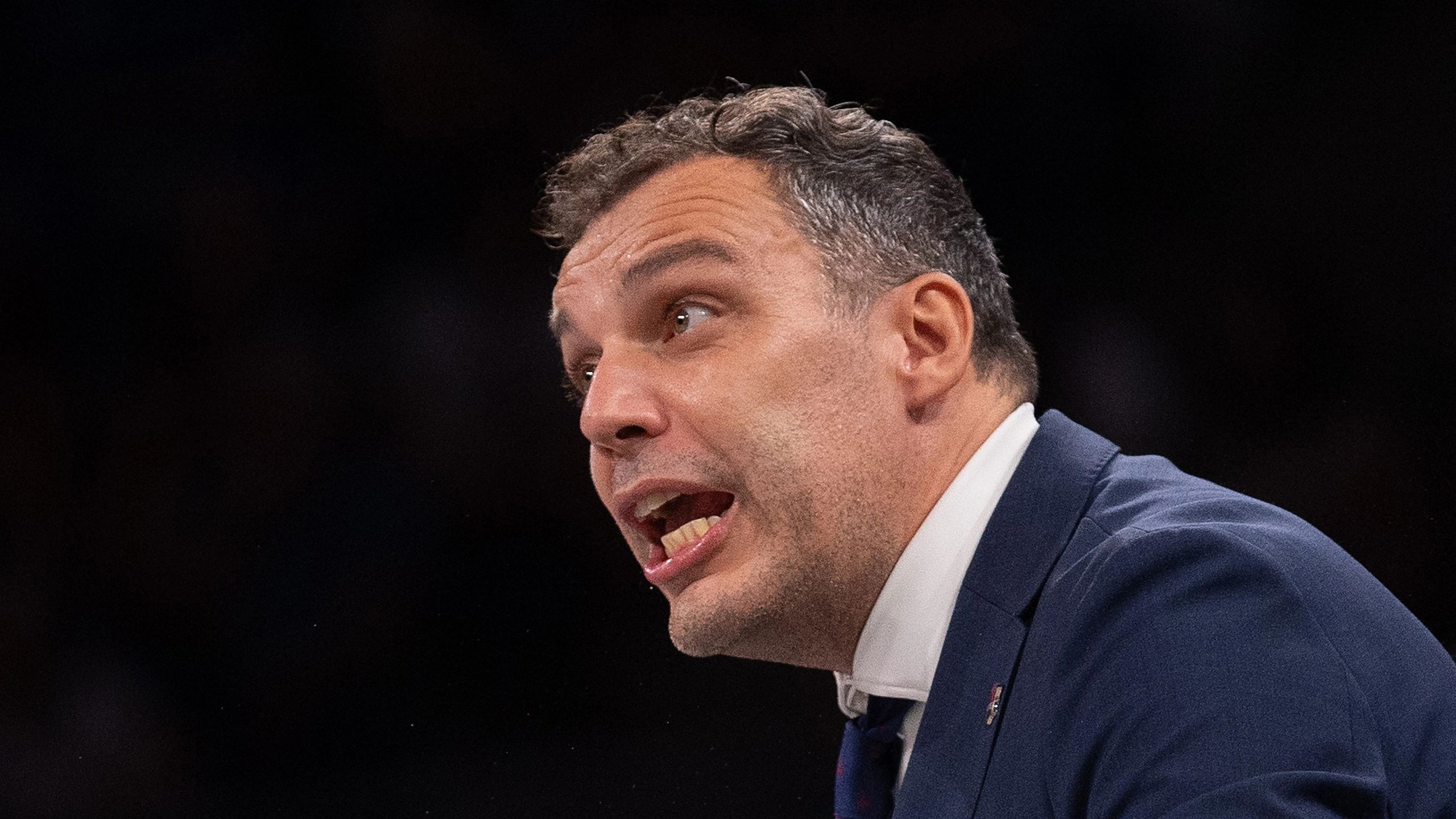Paolo Galbiati, entonces entrenador del Kosner Baskonia, da instrucciones en el Buesa Arena ante el FIATC Girona (4 de octubre de 2026)