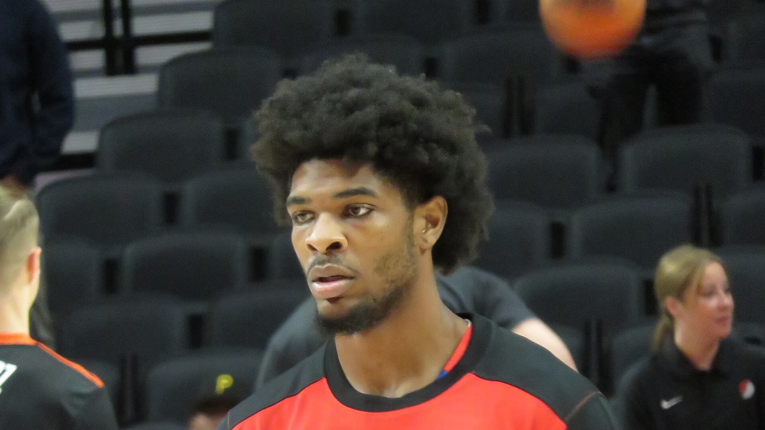 Scoot Henderson calienta con la camiseta de entrenamiento de los Portland Trail Blazers