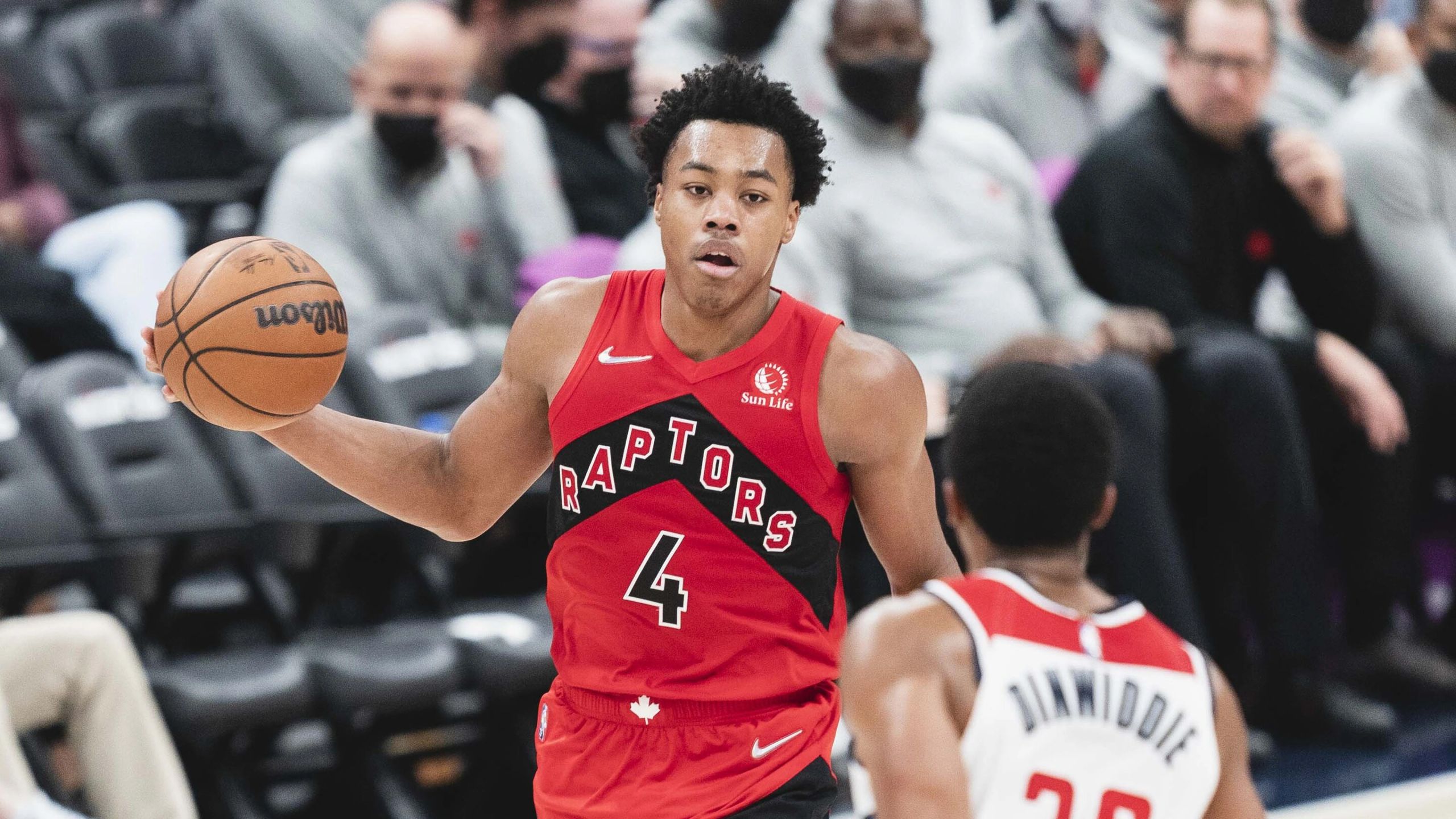 Scottie Barnes, con la camiseta de los Toronto Raptors, conduce el balón en el Wizards-Raptors del 12 de octubre de 2021