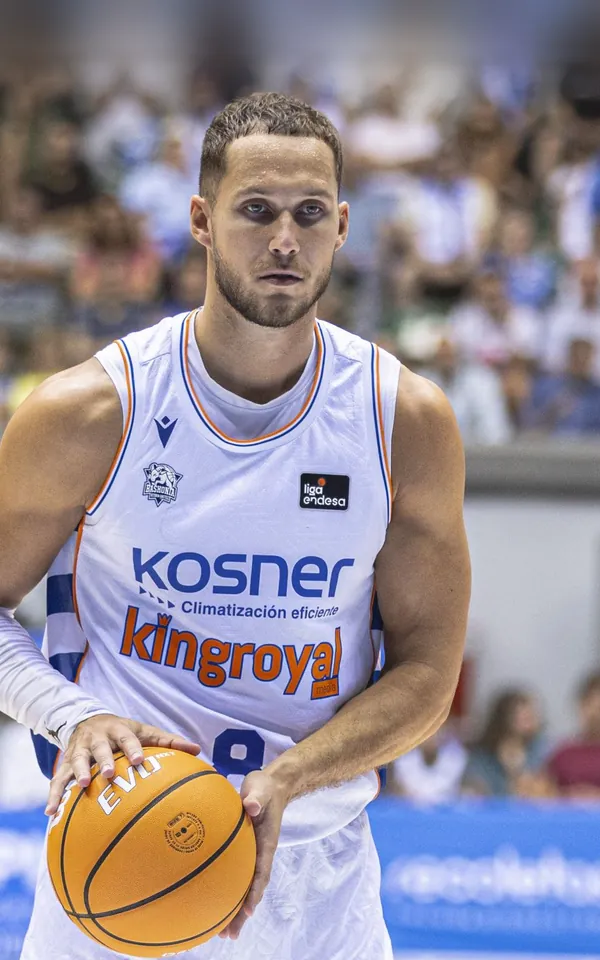 Tadas Sedekerskis, dorsal 8 del Kosner Baskonia, con el balón en el partido de la primera jornada en Burgos
