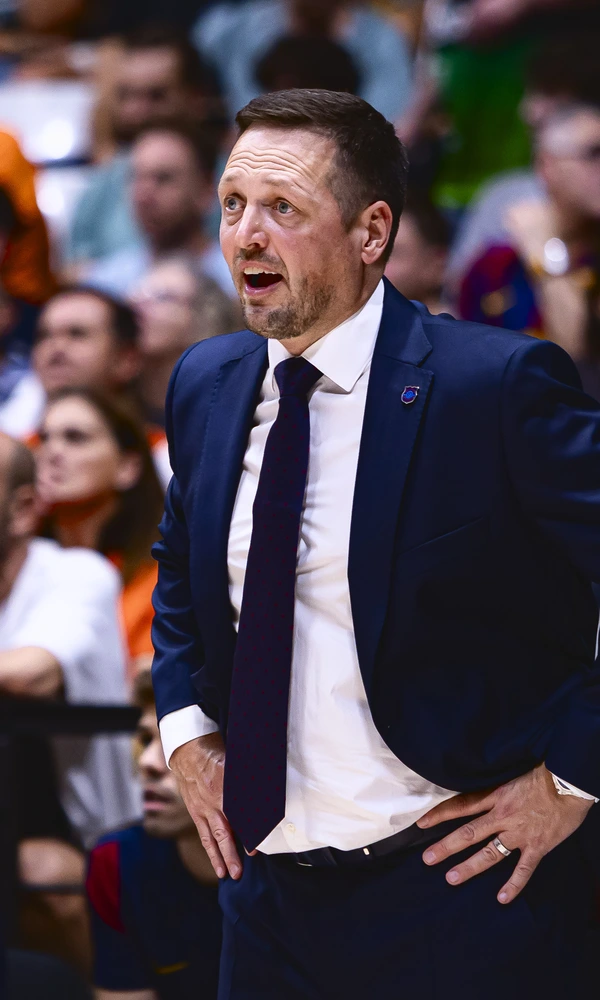 Aleksander Sekulić, entrenador del Barça, da instrucciones desde la banda