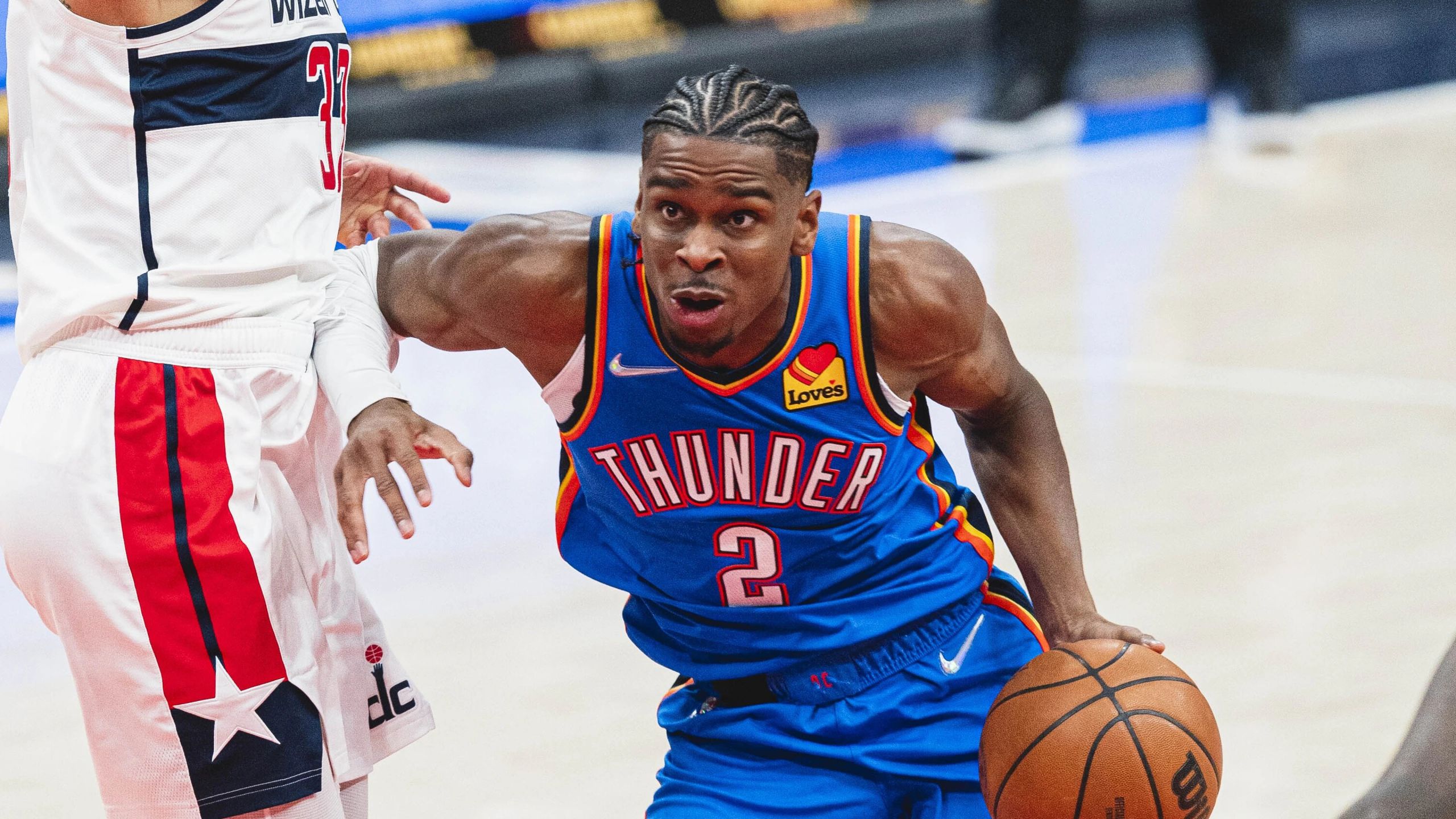 Shai Gilgeous-Alexander, con la camiseta de los Oklahoma City Thunder y el dorsal 2, penetra con el balón en un partido de enero de 2022 en Washington