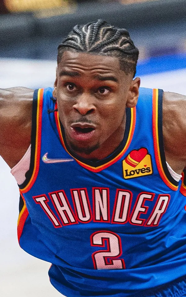 Shai Gilgeous-Alexander, dorsal 2 de los Oklahoma City Thunder, penetra con el balón