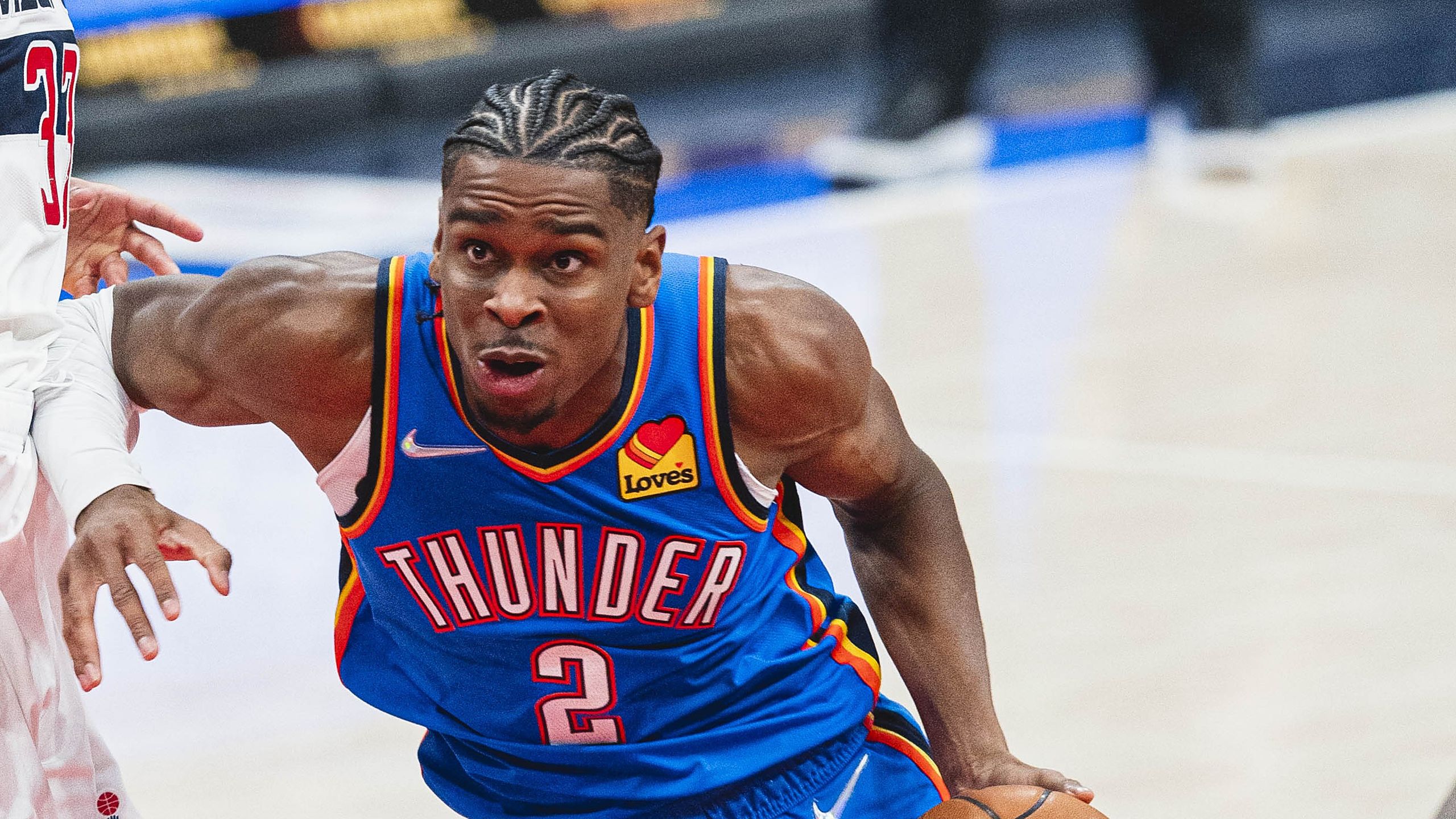 Shai Gilgeous-Alexander, dorsal 2 de los Oklahoma City Thunder, penetra con el balón