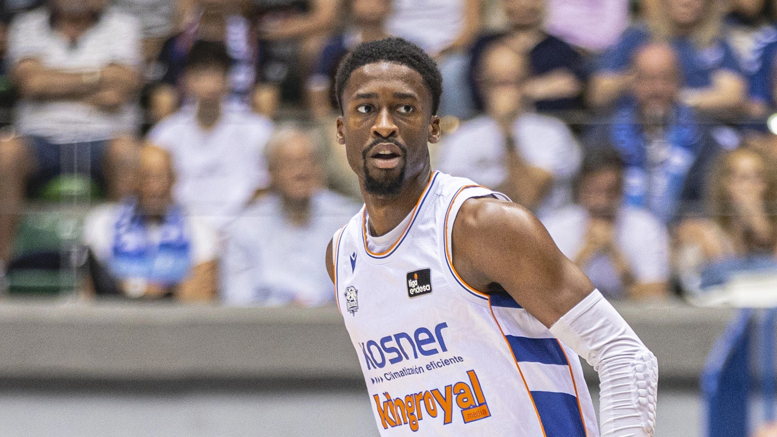 Kobi Simmons, del Baskonia, con el dorsal 2, bota el balón en un partido de la Liga Endesa 2026-27 en Burgos
