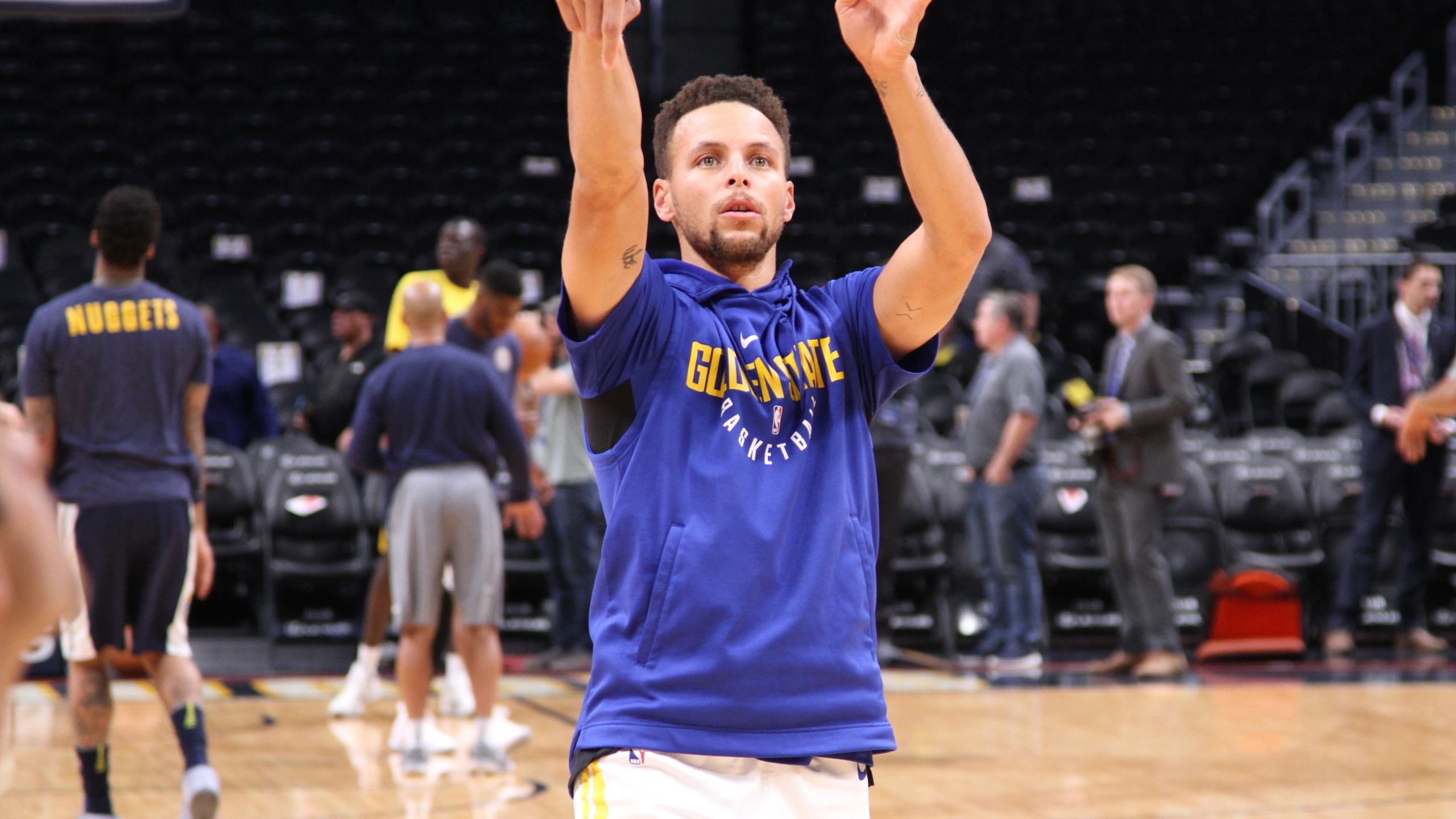 Stephen Curry, con la camiseta de calentamiento de los Golden State Warriors, lanza antes de un partido en noviembre de 2017