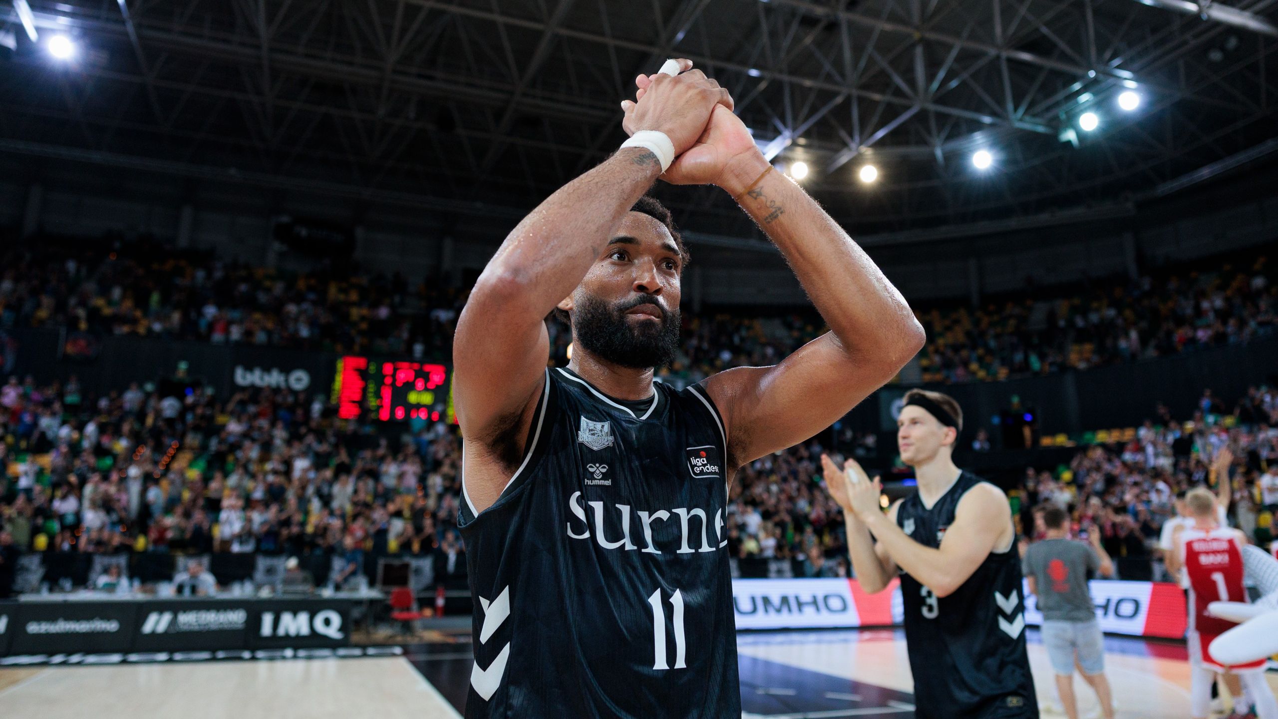 Darrun Hilliard, dorsal 11 del Surne Bilbao, saluda a la grada tras ganar al Kids&Us Manresa en la jornada 1 de la Liga Endesa