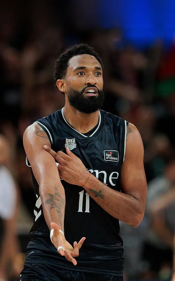 Darrun Hilliard, dorsal 11 del Surne Bilbao, celebra una canasta ante el Recoletas Salud San Pablo Burgos en el Bilbao Arena