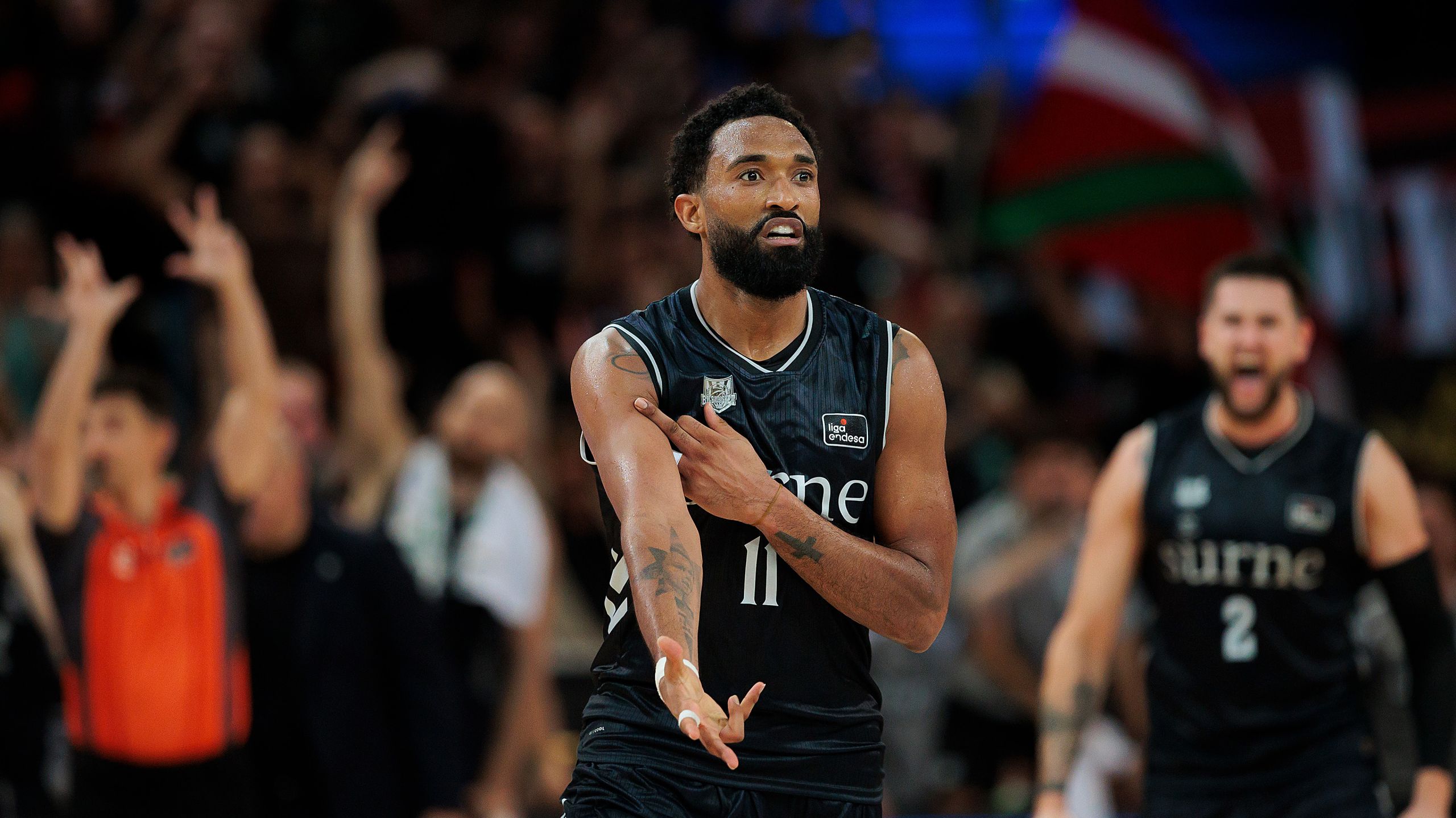Darrun Hilliard, dorsal 11 del Surne Bilbao, celebra una canasta ante el Recoletas Salud San Pablo Burgos en el Bilbao Arena