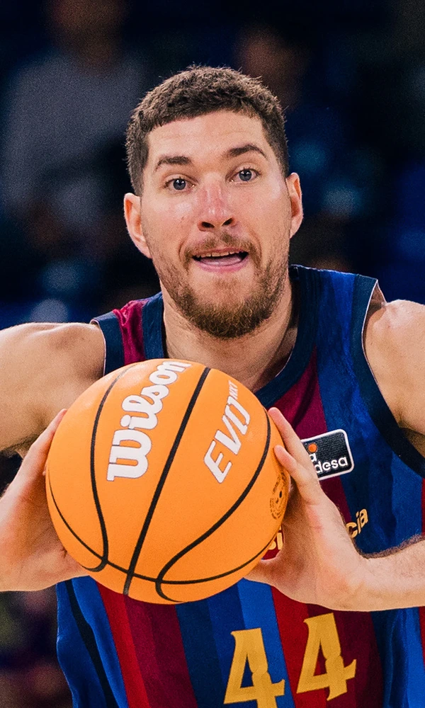 Joel Parra, dorsal 44 del Barça, con el balón en el Barça-Leyma Coruña de la jornada 1 de la Liga Endesa 2026-27