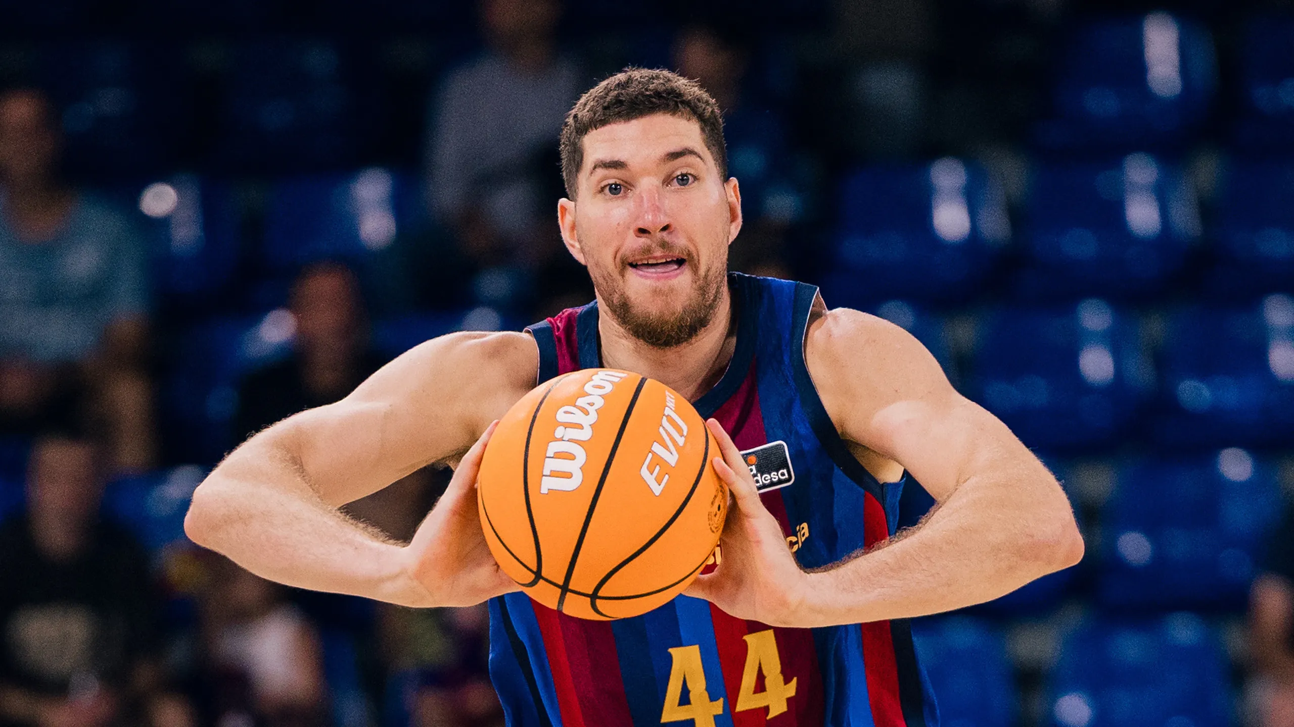 Joel Parra, dorsal 44 del Barça, con el balón en el Barça-Leyma Coruña de la jornada 1 de la Liga Endesa 2026-27