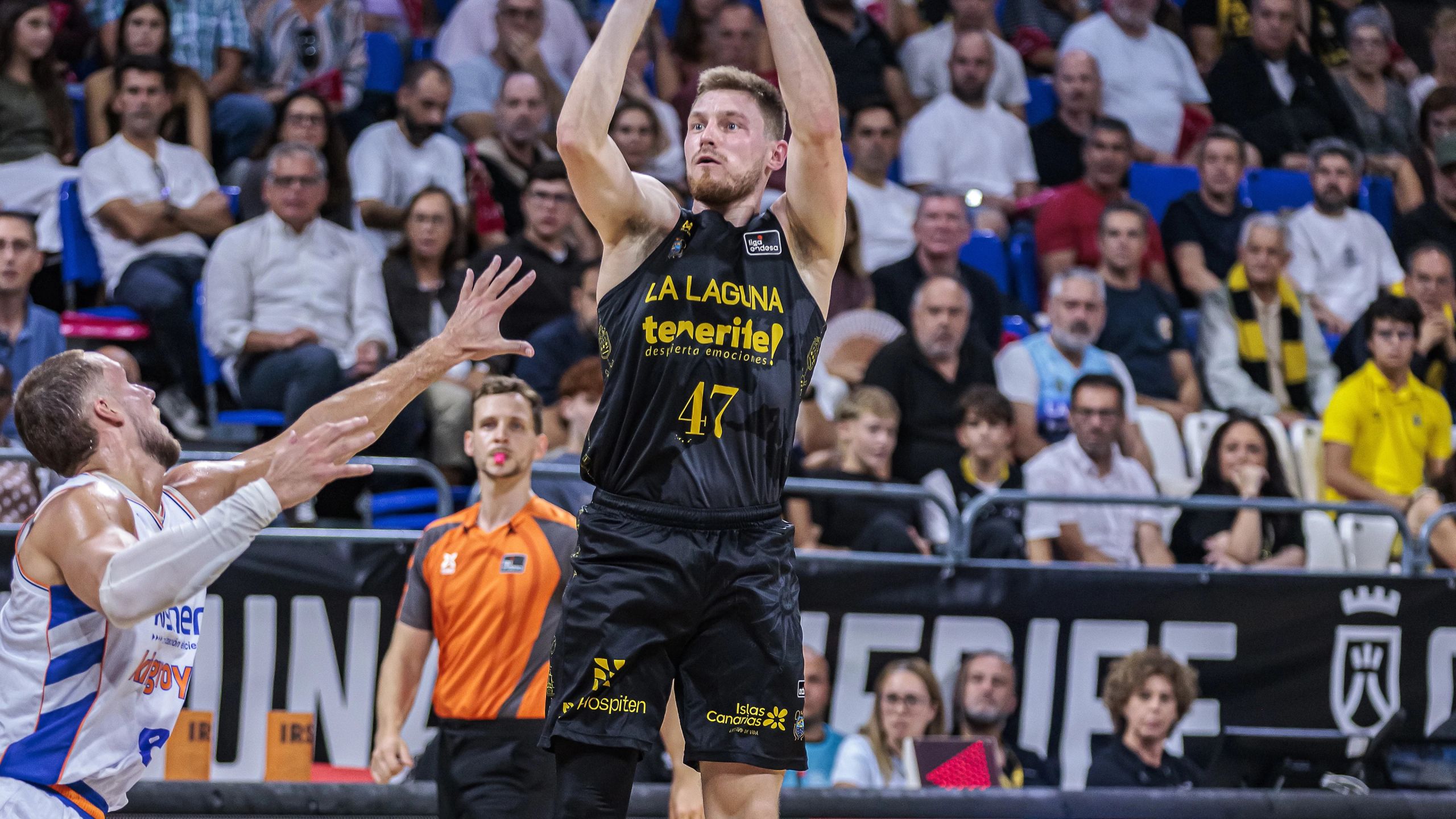 Arturs Kurucs, dorsal 47 de La Laguna Tenerife, lanza a canasta en un partido de la Liga Endesa 2026-27