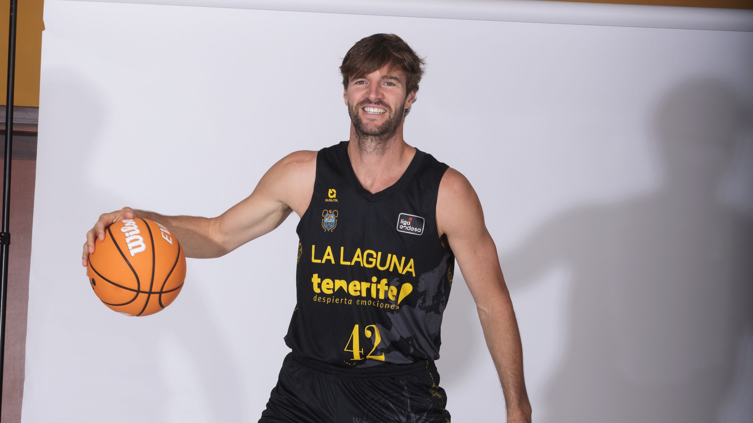 Aaron Doornekamp, del La Laguna Tenerife, con el balón en la sesión de fotos de la Liga Endesa