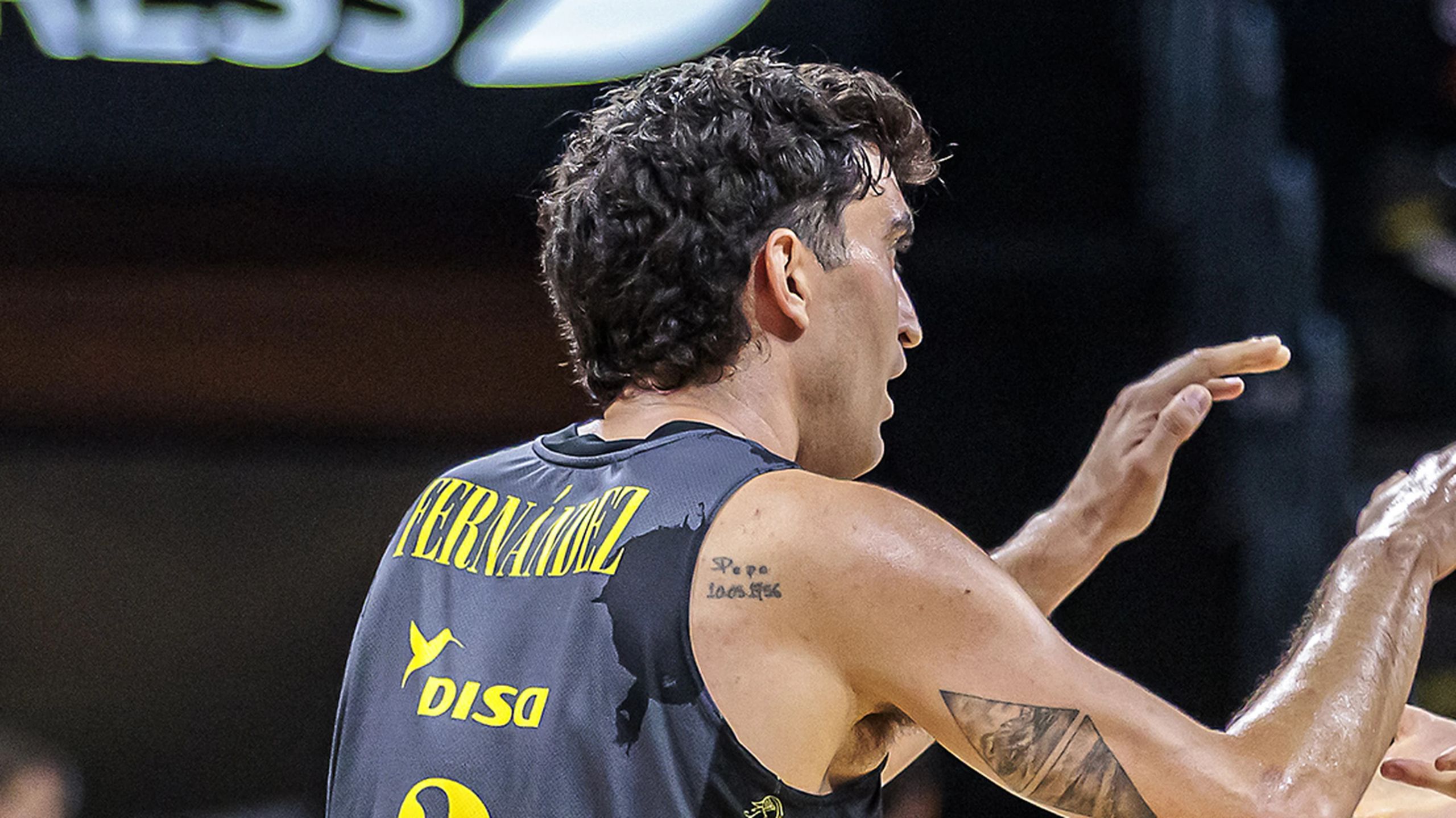 Jaime Fernández, dorsal 3 de La Laguna Tenerife, choca las manos con un compañero en el Tenerife-Obradoiro de la jornada 5 de la Liga Endesa